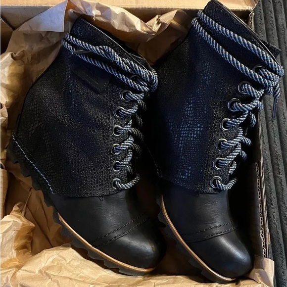 Gorgeous Sorel 1964 Premium Wedge Joan Bootie Black & Blue Women 7.5 Boots - Picture 4 of 10
